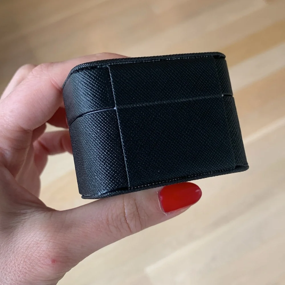 Black leather travel ring case with gold hardware ring holder - Picture 3 of 4